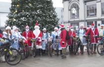 Старик в народной шубе с ворохом презентов и огни на елках зажигает, и на утренниках выступает или дарит сладости на улицах города