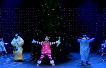 В саратовском ТЮЗе на малой сцене состоялся спектакль для детей из семей участников СВО – праздничная новогодняя интермедия с нарядной елкой и Дедом Морозом