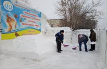 Социальные работники помогают старшему поколению расчищать дворы от снега