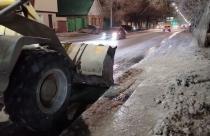 Идет расчистка автотрасс от снега, обработка дорог, где требуется, песчано-соляной смесью