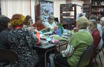 Волонтеры своими руками вяжут специальную одежду и игрушки с терапевтическими свойствами