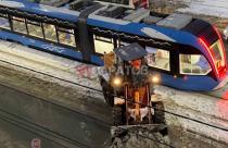 В Заводском районе снегопогрузчик, двигаясь задним ходом, протаранил трамвай № 9