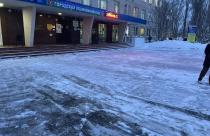 Особое внимание уделяется расчистке подъездов и пешеходных дорожек у медицинских учреждений, чтобы обеспечить беспрепятственный доступ для врачей, пациентов и машин скорой помощи