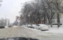 Оставленный на проезжей части автотранспорт мешает работе дорожных служб