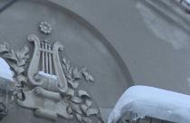 Как только после большого снегопада наступает оттепель или идет сильный дождь, в квартирах начинается ливень