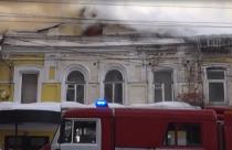 Огонь охватил кровлю двухэтажного жилого дома на Большой Казачьей