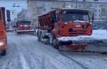 На расчистке улиц Саратова в дневные часы задействовали около 400 единиц техники