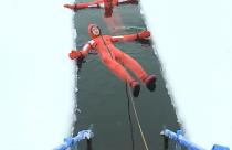 Это необычный вид зимней активности на воде, во время которой человек плавает в специальном гидрокостюме