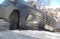 Из-за перепадов температур в асфальте образуются огромные дыры