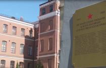 Традиционно в этот день волонтеры и активисты разных движений проводят уборку и приводят в порядок памятные объекты