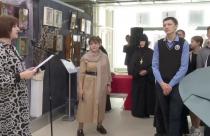 Она знакомит посетителей с православными фолежными иконами, которые были созданы в конце XIX – начале XX века и в Советском союзе.