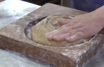 Раньше его называли «медовым хлебом» и готовили с большим количеством меда и пряностей