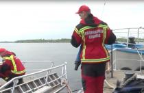 Водолазы областной службы спасения обследуют будущие пляжи региона, чтобы очистить их от мусора и предотвратить возможные ЧП во время купального сезона