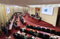 На публичных слушаниях министр финансов области Ирина Бегинина подробно рассказала о мерах социальной поддержки, реализованных в 2025 году