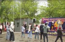 Многие выбирают лагеря и школьные площадки