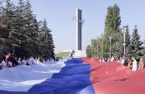 По традиции цветы возложили к Вечному огню