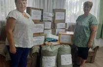 Активистка «Женского движения» Валентина Мазилкина вместе с односельчанами плетут маскировочные сети, изготавливают сухой армейский душ и отправляют гуманитарную помощь