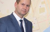 Его отставка произошла на фоне скандала из‑за ремонта дворов, школ и детских садов в поселке Возрождение и селе Сосновая Маза, где подрядчики некачественно выполнили работы