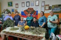 Под руководством местного координатора проекта «Женское движение» Валентины Шпаковой женщины осваивают новую технологию плетения маскировочной накидки «Леший»