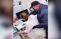 Неизвестный в медицинской маске с ножом в руке напал на провизора и похитил деньги