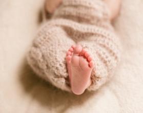 feet-dreamy-child-enveloped-woolen-scarf_1304-4903