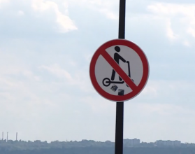 Любители электросамокатов игнорируют запрещающие знаки: на пешеходных зонах Саратова продолжают фиксировать нарушения