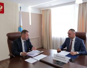 Роман Бусаргин провел встречу с главой Питерского района Дмитрием Живайкиным