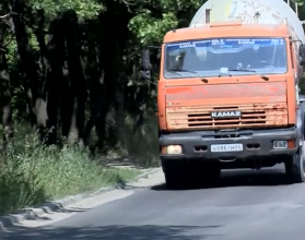 Почему водители грузовых автомобилей проезжают по Кумысной поляне несмотря на запрет?