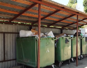 Компания по вывозу мусора создает опасную эпидемиологическую ситуацию и ломает контейнеры