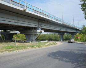 17 июля фрагмент моста обрушился на дорогу прямо перед машиной