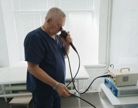 Эндоскоп был получен в рамках реализации программы модернизации первичного звена здравоохранения нацпроекта «Здравоохранение», инициированного Президентом РФ Владимиром Путиным