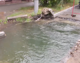 Судя по комментариям местных жителей, вода течет уже три дня