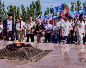 Участник СВО и мать – героиня в парке Победы подняли Государственный флаг 