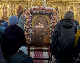 Перед началом большого шествия митрополит Саратовский и Вольский Игнатий совершил в храме Казанской иконы Божией Матери Божественную литургию