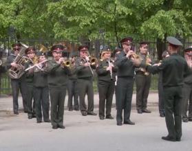 В этом году площадкой стал тротуар возле окон госпиталя, где проходят лечение ветераны войн