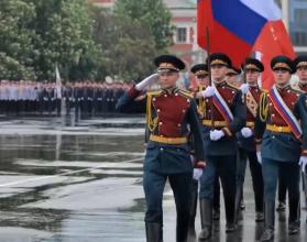 1,5 тысячи офицеров, курсантов, кадетов и школьников прошли стройными рядами перед ветеранами и участниками специальной военной операции