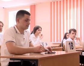 Самая отвественная пора для выпускников продолжается — период сдачи ЕГЭ