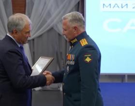 Врачам, среднему и младшему медперсоналу военного госпиталя Вячеслав Володин вручил благодарности Председателя Госдумы за высокий профессионализм