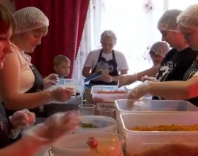Изготавливают окопные свечи и скобы, шьют необходимую одежду для солдат и готовят домашний борщ в сухпайках