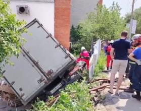 Автомобиль слетел с дороги и врезался в жилой дом