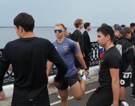 Ранним утром на Набережной Космонавтов от главного корпуса СГЮА стартовал массовый легкоатлетический патриотический забег