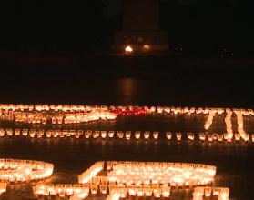 Из 8 тысяч свечей участники выложили образ Бранденбургской Мадонны, символичный портрет известной регулировщицы Марии Лиманской
