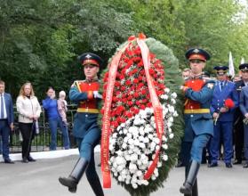 В братской могиле, по официальным данным, захоронены более 8 тысяч бойцов Красной Армии, умерших в саратовских госпиталях