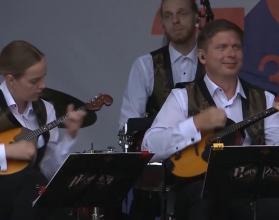 Сегодня по всей России звучит балалайка — отмечают День этого уникального народного инструмента