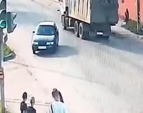 Сегодня в Энгельсском районном суде избрали меру пресечения водителю, по вине которого погибла 15-летняя девочка, а также еще двое пострадали