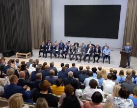 С жалобами по этому вопросу к нему обращаются родители учеников