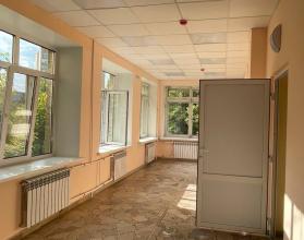 Сейчас в помещении работают маляры-отделочники