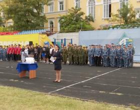 Каждому вручили членскую карту и памятный подарок