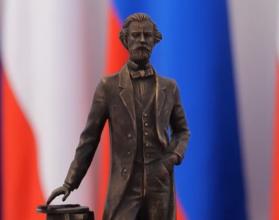 Сейчас его изготавливает скульптор Андрей Щербаков