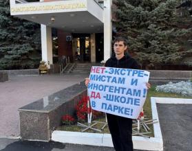На центральные улицы областного центра продолжают выходить активисты, выступающие за строительство новой школы в поселке Молодежный Ленинского района Саратова
